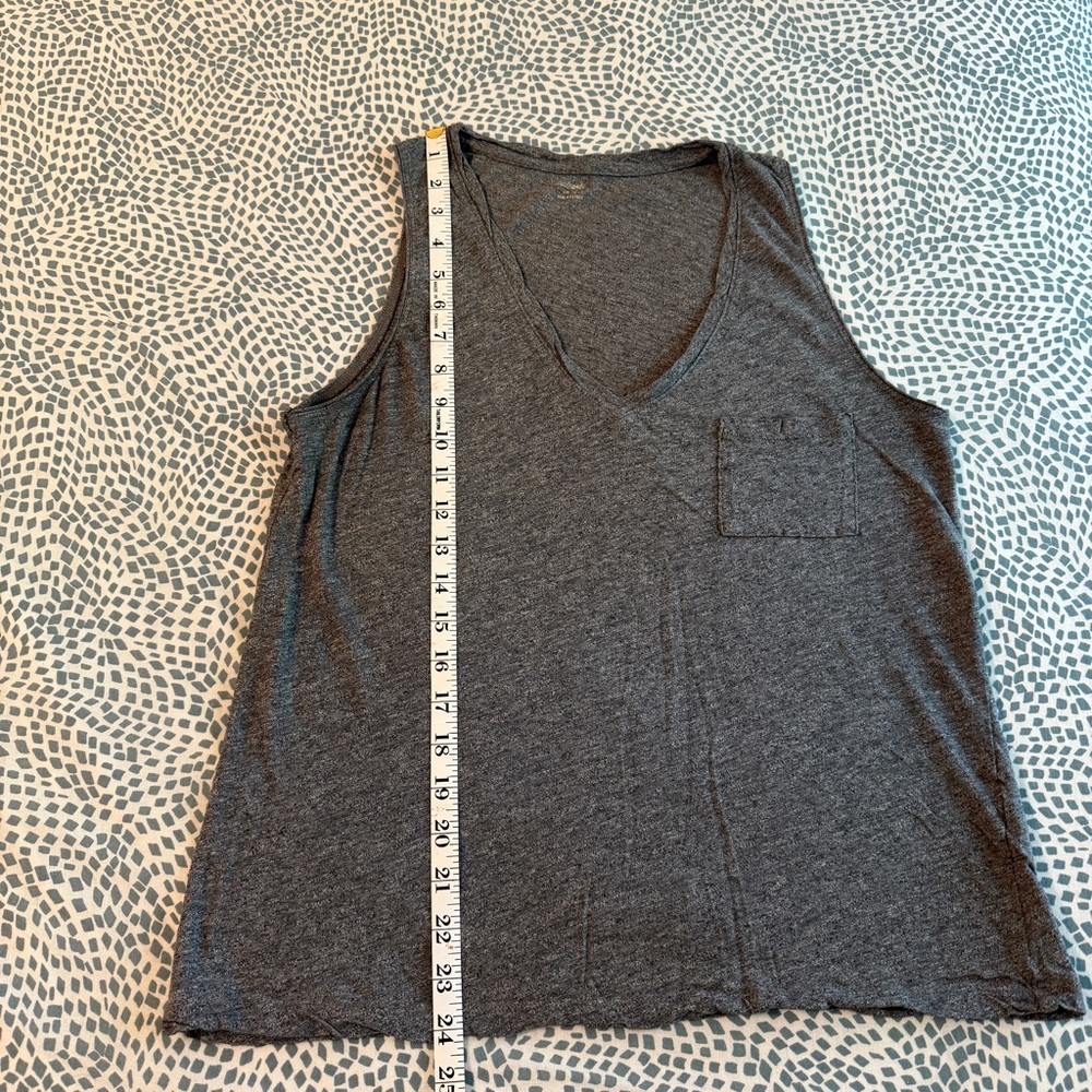 Madewell | V-neck Tank Top with Pocket Detail - Picture 9 of 9